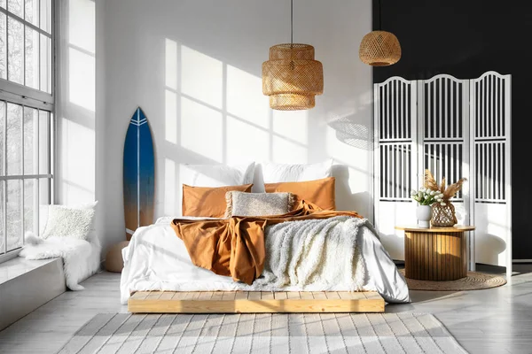Interior Dormitorio Moderno Con Tabla Surf Pantalla Plegable — Foto de Stock