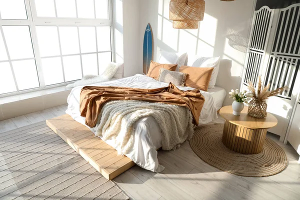 Interieur Van Moderne Slaapkamer Met Surfplank Vouwscherm — Stockfoto