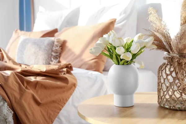 明るい寝室のテーブルの上の花やパンパス草の花瓶 クローズアップ — ストック写真