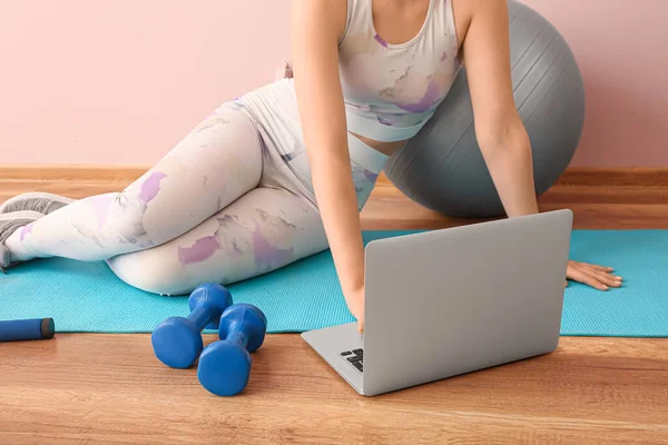 Woman Sports Equipment Using Laptop Gym Closeup — Stock Photo, Image