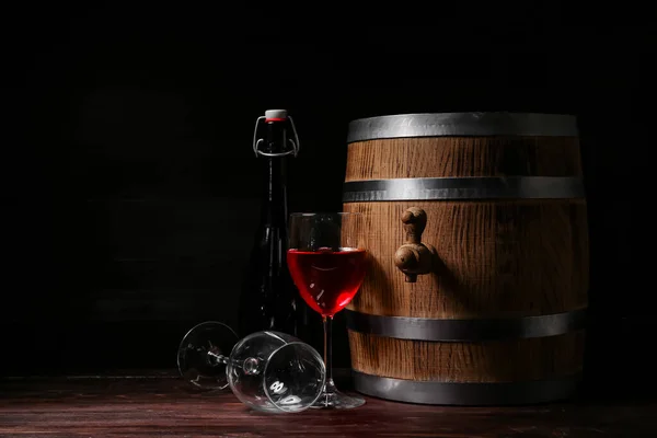 Wooden Barrel Bottle Glasses Wine Dark Background — Stock Photo, Image