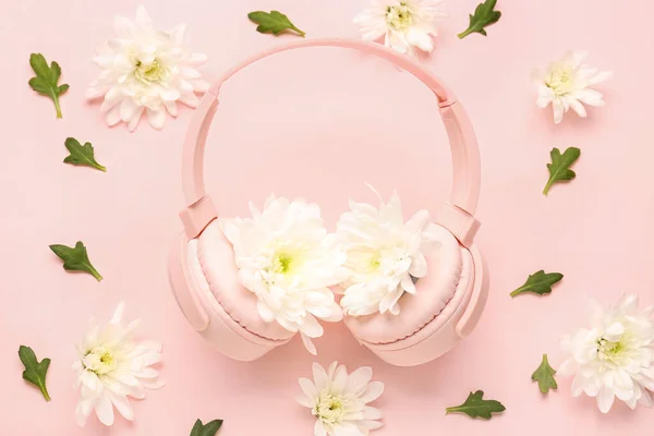 Composition Modern Headphones Beautiful Chrysanthemum Flowers Pink Background — Stock Photo, Image