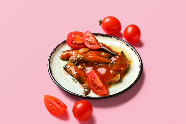 Bord Met Vis Blik Saus Tomaten Roze Achtergrond — Stockfoto