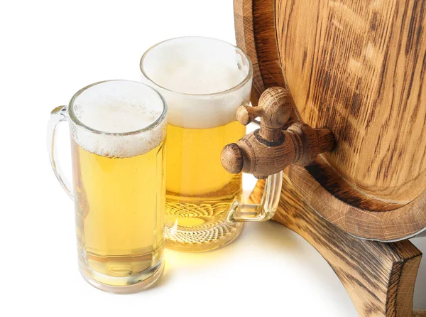 Barril Madeira Canecas Cerveja Gelada Fundo Branco — Fotografia de Stock