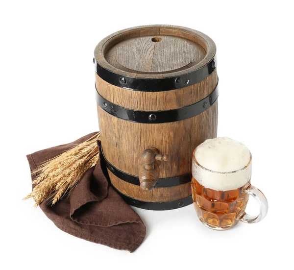 Holzfass Und Krug Mit Kaltem Bier Auf Weißem Hintergrund — Stockfoto