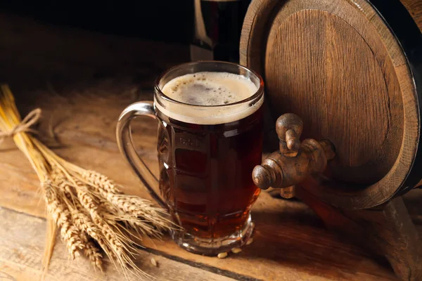 Holzfass Und Krug Mit Kaltem Bier Auf Dem Tisch — Stockfoto