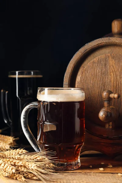 Barril Madeira Caneca Cerveja Gelada Mesa Contra Fundo Escuro — Fotografia de Stock
