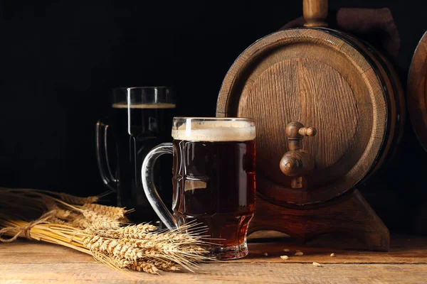 Wooden Barrel Mug Cold Beer Table Dark Background — Stock Photo, Image