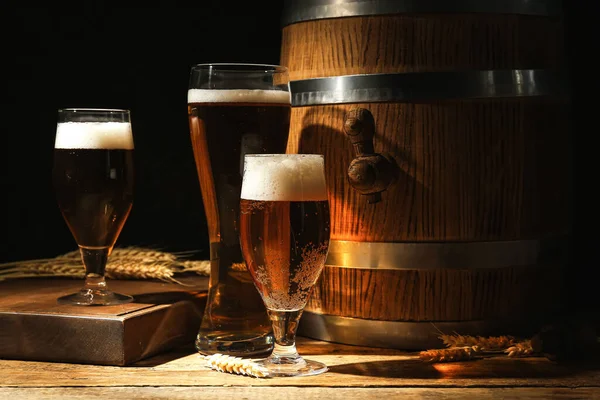 Holzfass Und Kalte Biergläser Auf Dem Tisch Vor Dunklem Hintergrund — Stockfoto