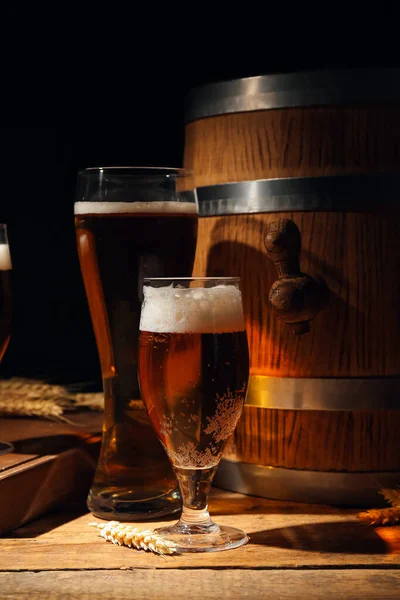 Houten Vat Glazen Koud Bier Tafel Tegen Donkere Achtergrond — Stockfoto