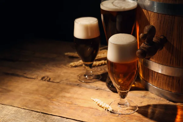 Tahta Fıçı Masada Bir Bardak Soğuk Bira — Stok fotoğraf