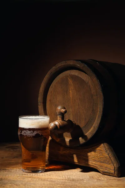 Barril Madeira Vidro Cerveja Fria Mesa Contra Fundo Escuro — Fotografia de Stock