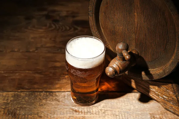 Eichenfass Und Glas Kaltes Bier Auf Holzgrund — Stockfoto