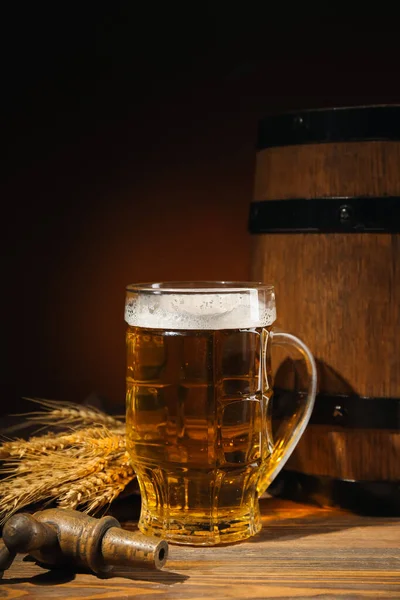 Caneca Cerveja Gelada Barril Madeira Mesa Contra Fundo Escuro — Fotografia de Stock