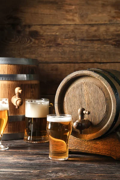 Barris Carvalho Copos Cerveja Gelada Fundo Madeira — Fotografia de Stock