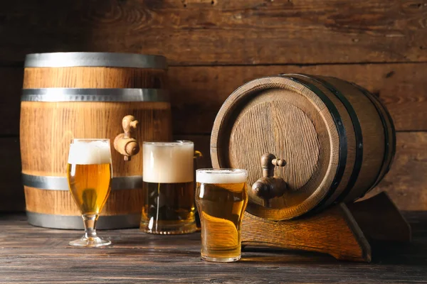 Oak Barrels Glasses Cold Beer Wooden Background — Stock Photo, Image