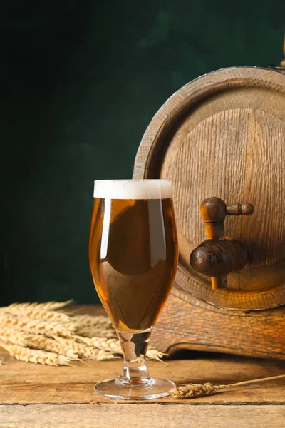 Barril Madeira Vidro Cerveja Gelada Mesa — Fotografia de Stock