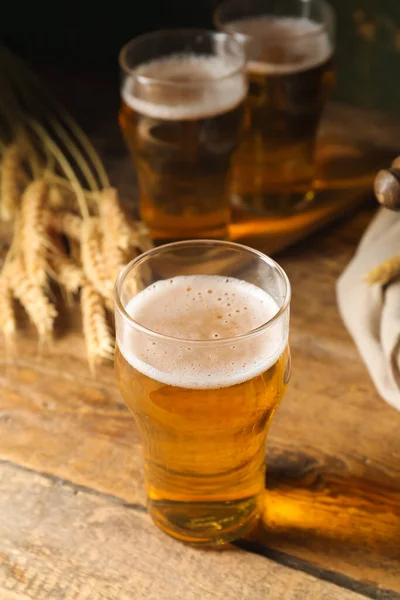 Glas Kaltes Bier Auf Holzgrund — Stockfoto