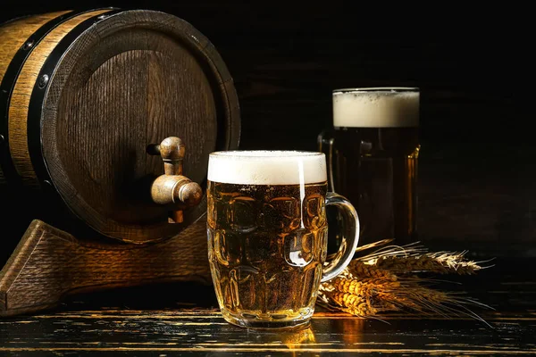 暗い背景に冷たいビールと木製の樽のマグカップ — ストック写真