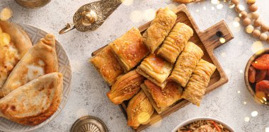 Grunge arka planında geleneksel doğu yemekleri, üst görünüm