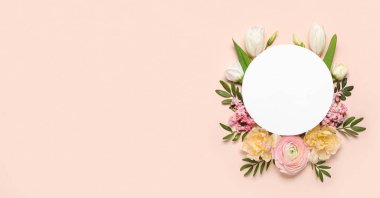 Boş yuvarlak kartlı kompozisyon ve açık pembe arka planda güzel çiçekler. Tasarım için pankart