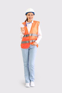 Yelekli ve rozetli bir kadın işçi.