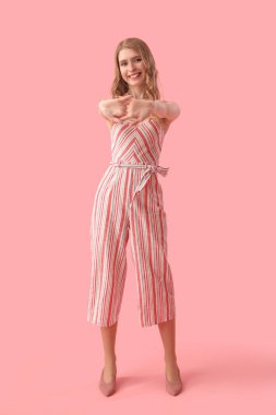 Pembe arka planda genç bir kadın