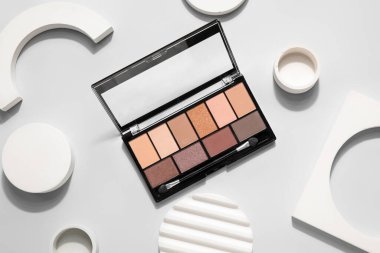 Açık arkaplan üzerinde fırça ve podyum bulunan göz falı paleti