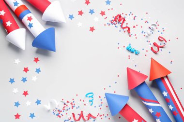 Beyaz zemin üzerinde Bağımsızlık Günü için havai fişeklerden, yılanbalığından ve konfetiden yapılmış çerçeve