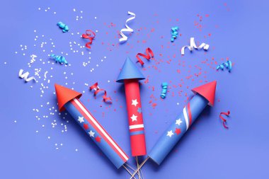 Mavi arka planda Bağımsızlık Günü için havai fişek, yılan ve konfeti