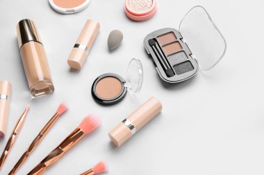 Açık arkaplanda sünger ve fırça ile dekoratif kozmetik