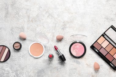 Grunge arka planında süngerleri olan dekoratif kozmetik ürünleri