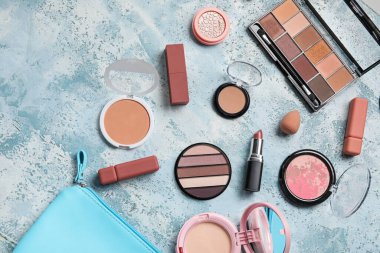 Grunge arka planında sünger bulunan dekoratif kozmetik ürünleri