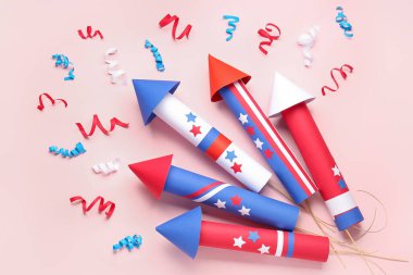 Pembe arka planda Bağımsızlık Günü için havai fişek roketleri ve yılan sineği