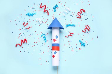 Mavi zemin üzerinde Bağımsızlık Günü için havai fişek, konfeti ve yılan yağı