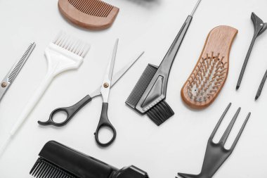 Açık arkaplanda kuaför aksesuarları olan kompozisyon, yakın plan