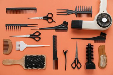 Kırmızı arka planda kuaför aksesuarları olan kompozisyon