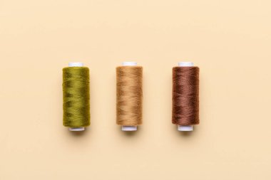 Renk arkaplanında üç iplik makarası