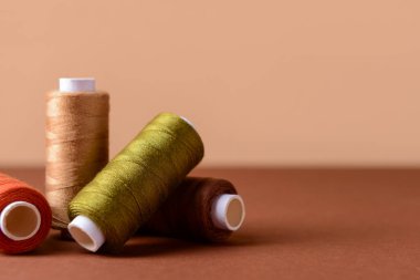 Renkli arkaplanda çok renkli dikiş iplikleri