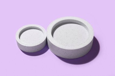 Leylak arka planında dekoratif sıva podyumları