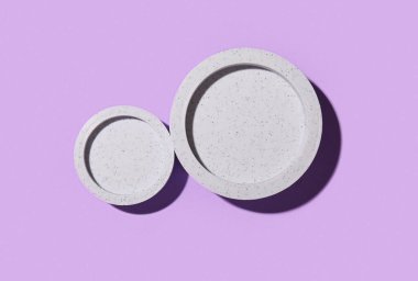 Leylak arka planında dekoratif sıva podyumları