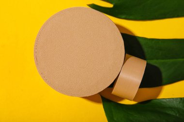 Dekoratif sıva podyumları ve sarı arka planda canavar yaprağı