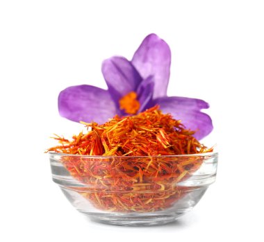 Bir kase kurumuş safran iplik ve beyaz arka planda izole edilmiş kruvazör çiçeği.