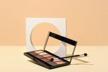 Göz falı paleti, fırça ve bej arka planda dekoratif alçı figürü