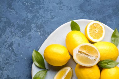 Mavi grunge arka planında taze limon tabağı