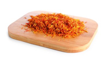 Beyaz arka planda safran yığını olan ahşap tahta.