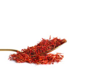 Beyaz arkaplanda safran yığını olan kaşık