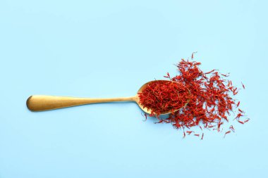 Mavi arka planda safran yığını olan kaşık