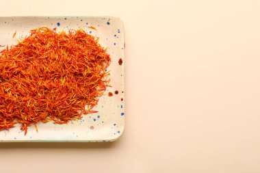 Açık arkaplanda safran yığını olan tabaklar