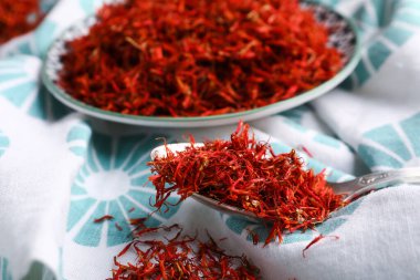 Tabak ve kaşık peçetede safran yığını